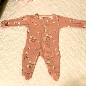 Magnetic cotton boll outfit